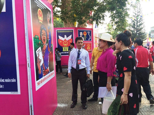 В Буонматхуоте открылась выставка агитплакатов к предстоящим всеобщим выборам